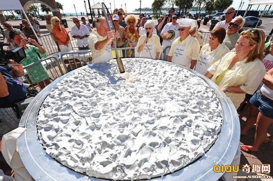 美国民众打造直径2.1米酸橙饼