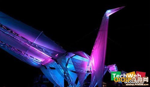 世上体型最巨大的千纸鹤形<a href=http://www.xinjiewang.com/zhouyiyanjiu/2/8/ target=_blank class=infotextkey>建筑</a>亮相<a href=http://www.xinjiewang.com/Photo/8/ target=_blank class=infotextkey>艺术</a>节