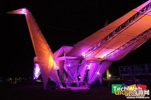 世上体型最巨大的千纸鹤形<a href=http://www.xinjiewang.com/zhouyiyanjiu/2/8/ target=_blank class=infotextkey>建筑</a>亮相<a href=http://www.xinjiewang.com/Photo/8/ target=_blank class=infotextkey>艺术</a>节