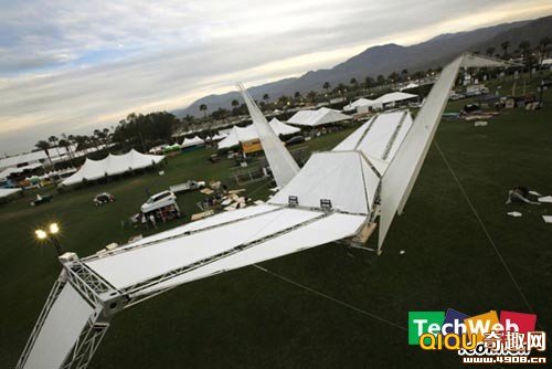 世上体型最巨大的千纸鹤形<a href=http://www.xinjiewang.com/zhouyiyanjiu/2/8/ target=_blank class=infotextkey>建筑</a>亮相<a href=http://www.xinjiewang.com/Photo/8/ target=_blank class=infotextkey>艺术</a>节