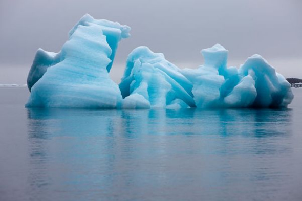 冰河冰山漂浮海面