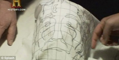 ���ôӶ����ʬ���ϻ�ȡ��<a href=http://www.xinjiewang.com target=_blank class=infotextkey><a href=http://www.xinjiewang.com/aiqingxinxi/1/02/ target=_blank class=infotextkey>��Ϣ</a></a>��Ѫ�����Ƶ�ͷ�񣬶�����ת����һ��3Dͼ��