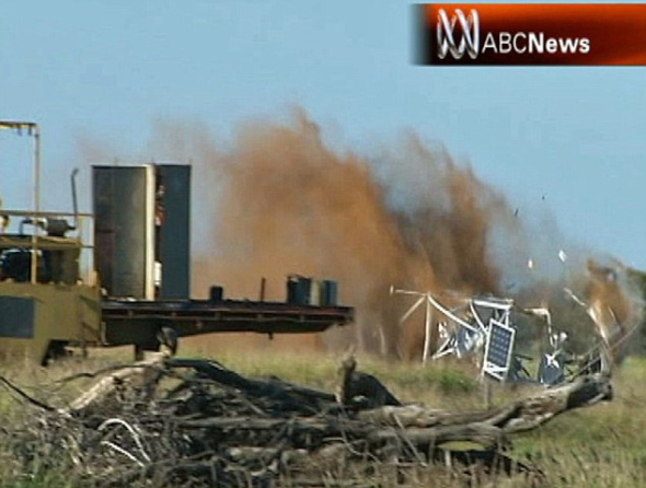 ��������������⣺29�����ʧ�ص�����ײ��<a href=http://www.xinjiewang.com/Photo/19/ target=_blank class=infotextkey>����</a>ʱ����Χ����ܶ��ﳾ��